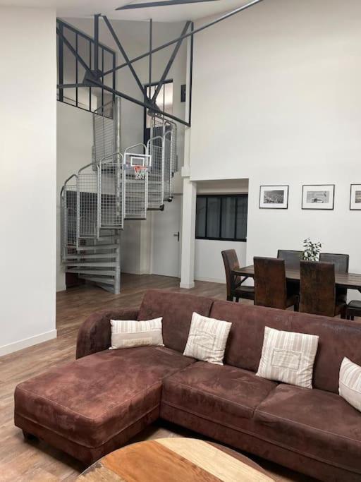 Loft Proche Centre Ville Hotes Habitant A L Etage Laval  Ngoại thất bức ảnh